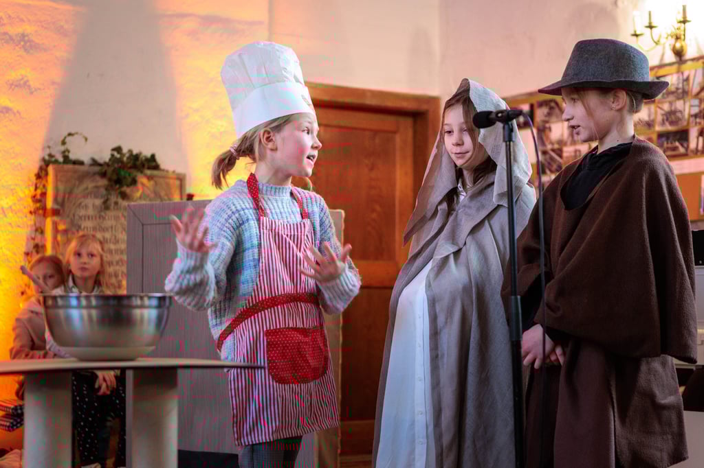 Die Kinder der Grundschule Rehmsdorf führten am Samstag ein modernes Krippenspiel auf.