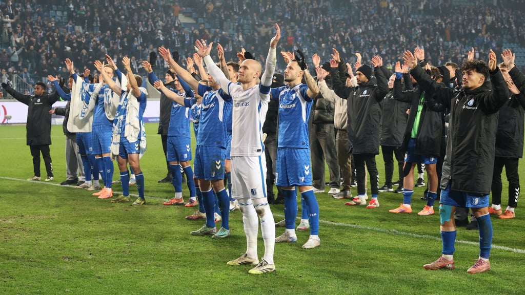 Hatten sich so sehr nah nach einem Erfolgserlebnis gesehnt: Keeper Dominik Reimann und seine Kollegen vom 1. FC Magdeburg.