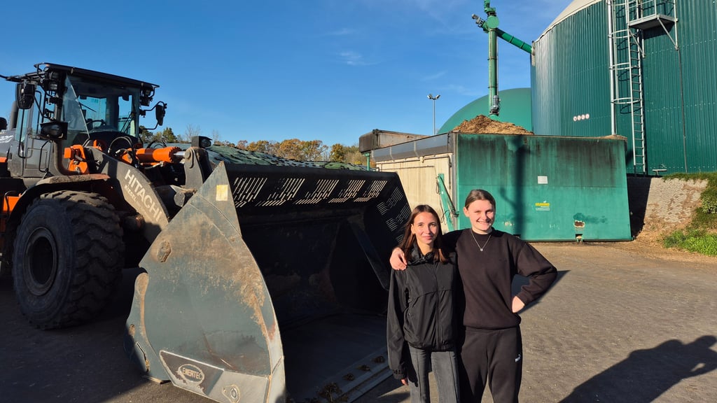 Schüler der neunten Klasse der Sekundarschule Genthin/Brettin besuchen die Biogasanlage in Genthin.