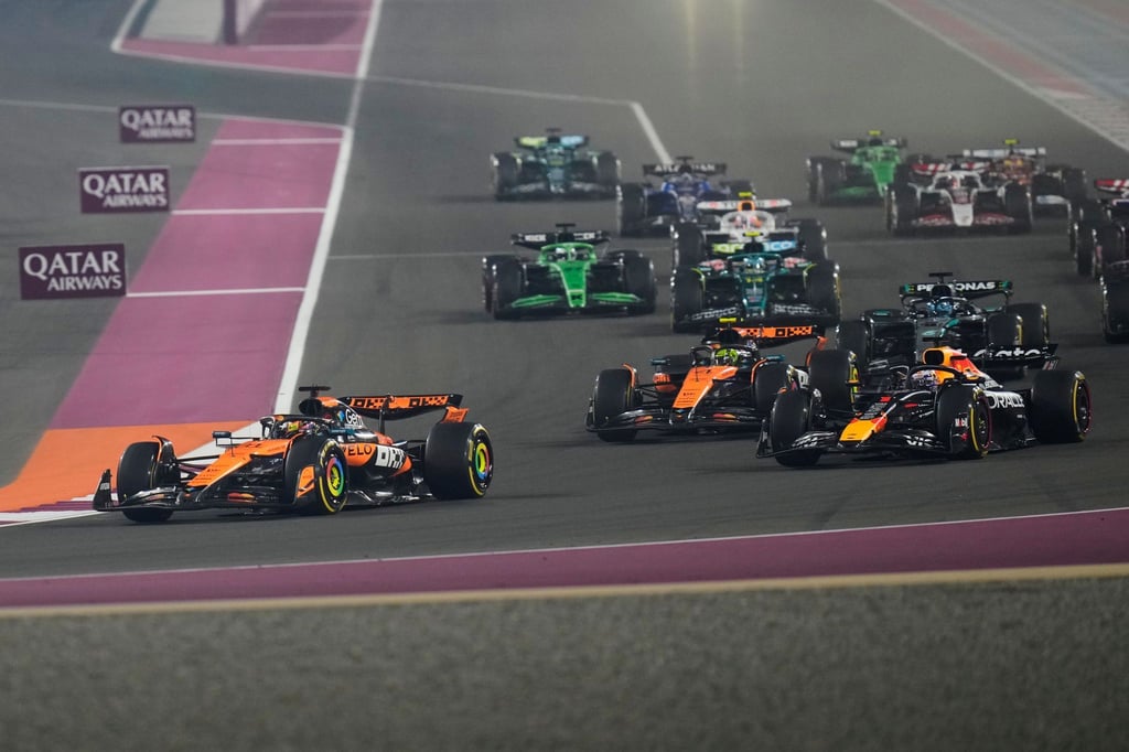 Hinter Polesetter Oscar Piastri schnappt sich Max Verstappen nach wenigen 100 Metern WM-Spitzenreiter Lando Norris.