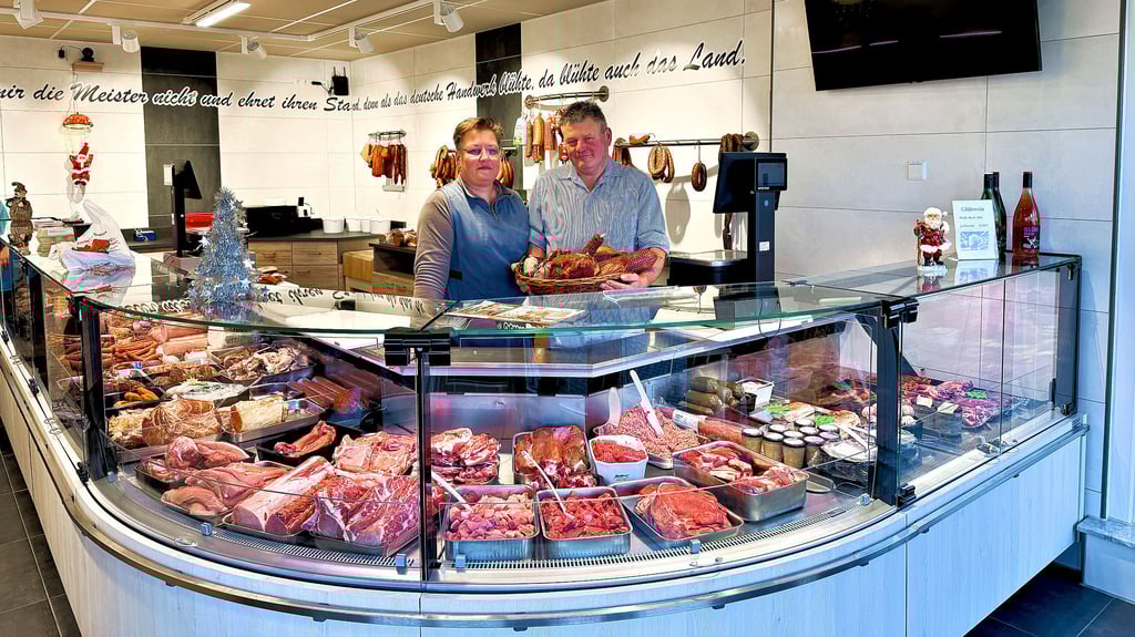 Doreen und Holger Freigang hinter dem neuen Tresen ihrer modernisierten Fleischerei. Jetzt präsentiert sich der Laden heller und offener als zuvor.