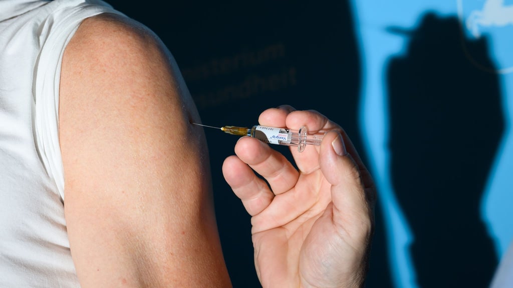 Die Grippe-Saison ist im Anmarsch. Mit Impfungen sollte nicht länger gewartet werden, so die Gesundheitsbehörden. (Archivbild)