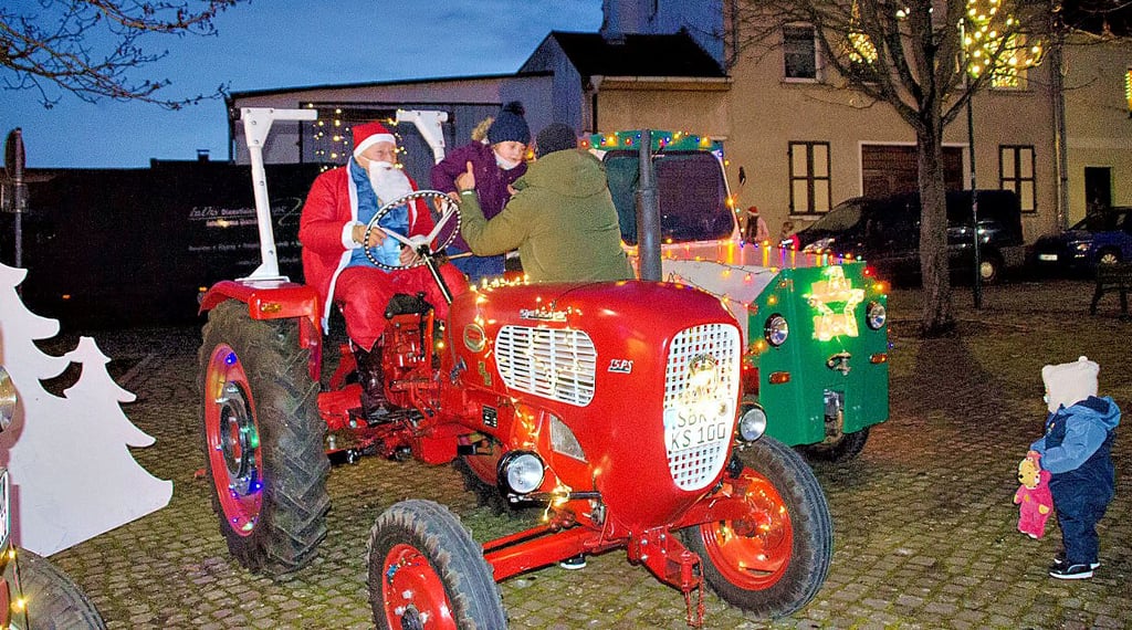 In Frohse kam der Weihnachtsmann mit dem Traktor vorgefahren. Auf dem Reuterplatz veranstaltete die Bürgergilde ein Adventsfest.