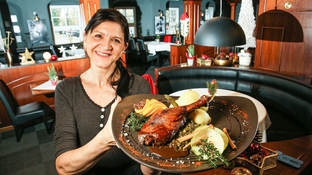 Küchenchefin  Sandra Hackbart aus dem Bernburger Parforcehaus präsentiert die Entenkeule, die sich die Besucher im Restaurant schmecken lassen können.