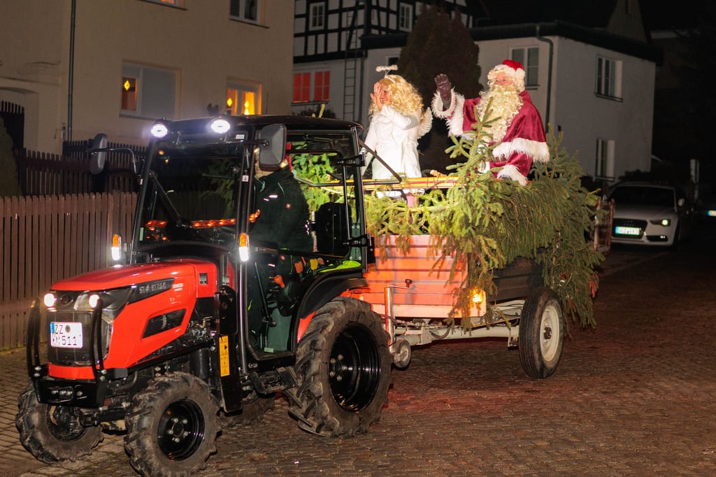 Punktlich 17.15 Uhr kam am Samstag der Weihnachtsmann auf dem Traktorenanhänger nach Weißenborn. Gegen ein kleines Gedicht oder Lied gab es Süßes aus dem Sack.