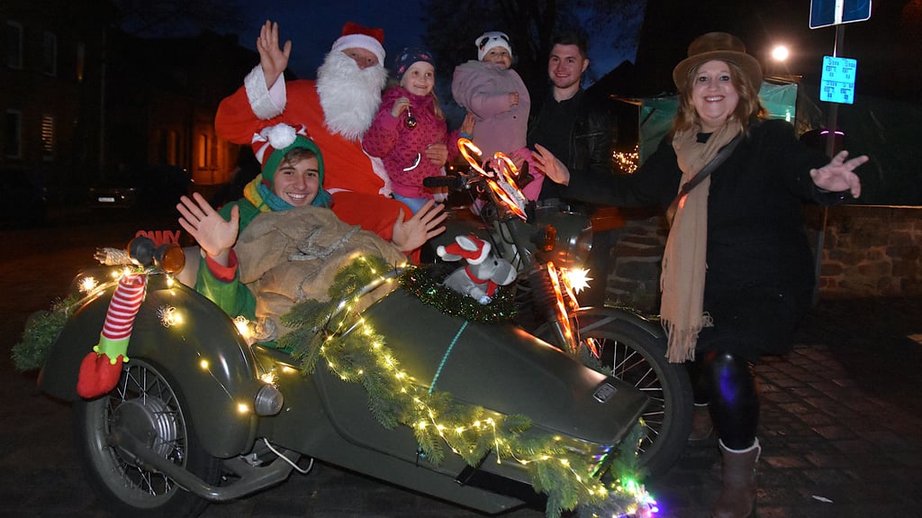 Mit dem Motorrad reiste Weihnachtsmann Michael und sein Neffe, der Weihnachtself Richard, zum Schmücken des Tannenbaumes in Uthmöden an. 