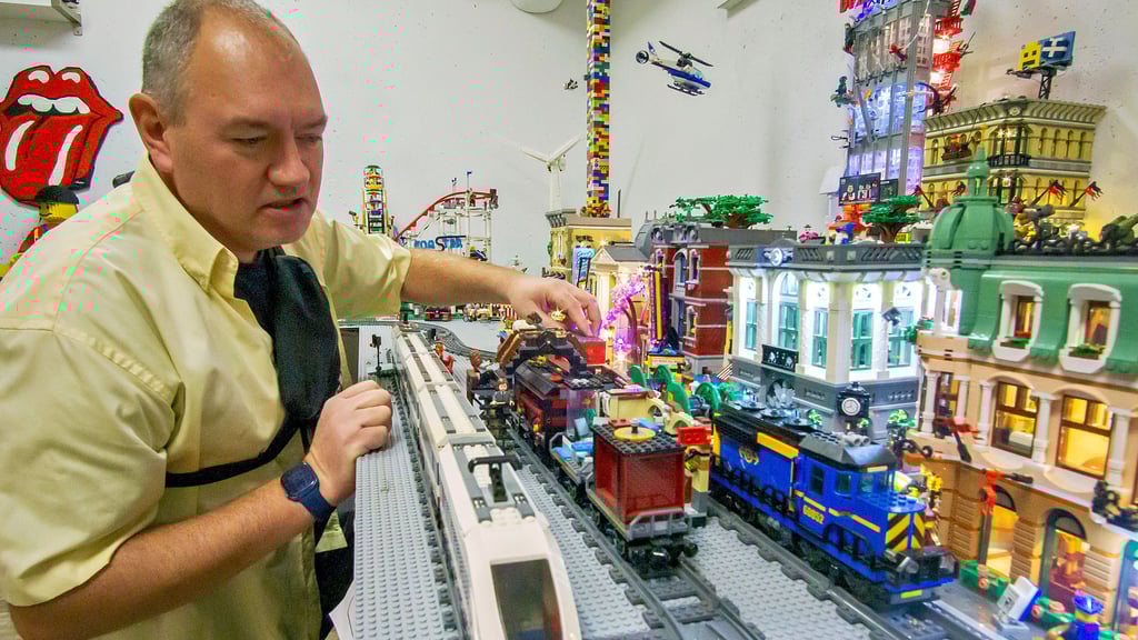 Oliver Berg von den Bernburger Modell- und Eisenbahnfreunden präsentiert bei der Ausstellung seine Anlage mit Lego-Modellen.