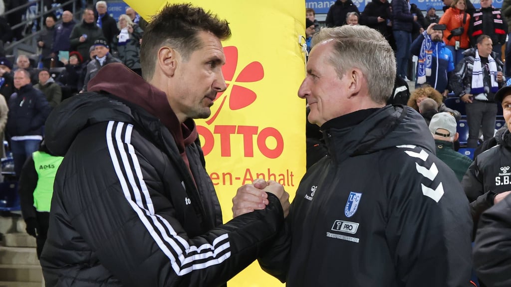FCN-Trainer Miroslav Klose musste eine Niederlage gegen den 1. FC Magdeburg einstecken: Handshake mit FCM-Coach Petrik Sander.