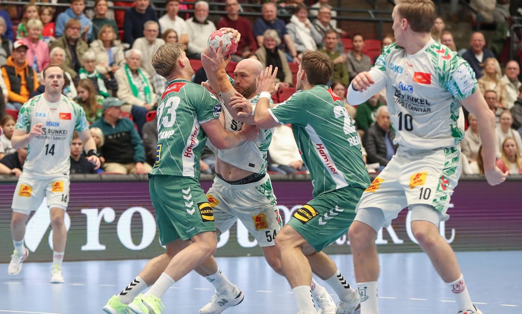 Eine Halbzeit lang hielt Minden erstaunlich stark dagegen, aber am Ende lösten Omar Ingi Magnusson (l.), Oscar Bergendahl und Gisli Kristjansson (r.) mit dem SCM die Aufgabe souverän.