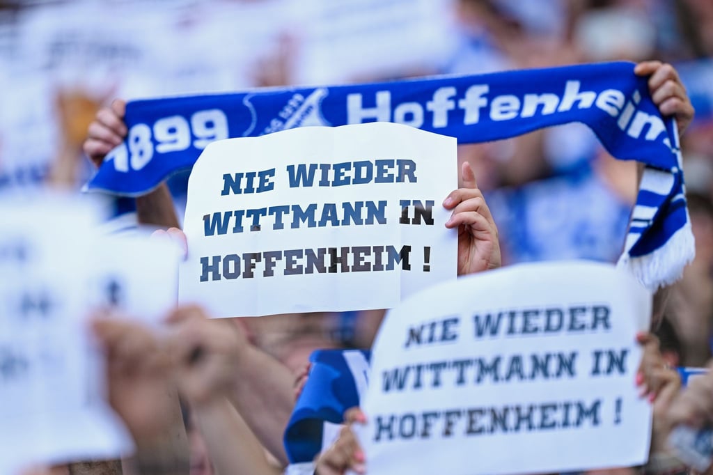 Fans der TSG Hoffenheim protestieren gegen den Einfluss von Spielerberater Roger Wittmann