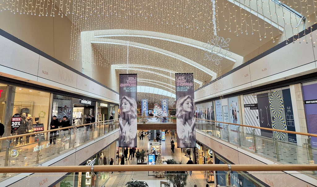 Das Nova ist anlässlich des bevorstehenden Weihnachtsgeschäfts bereits festlich geschmückt.