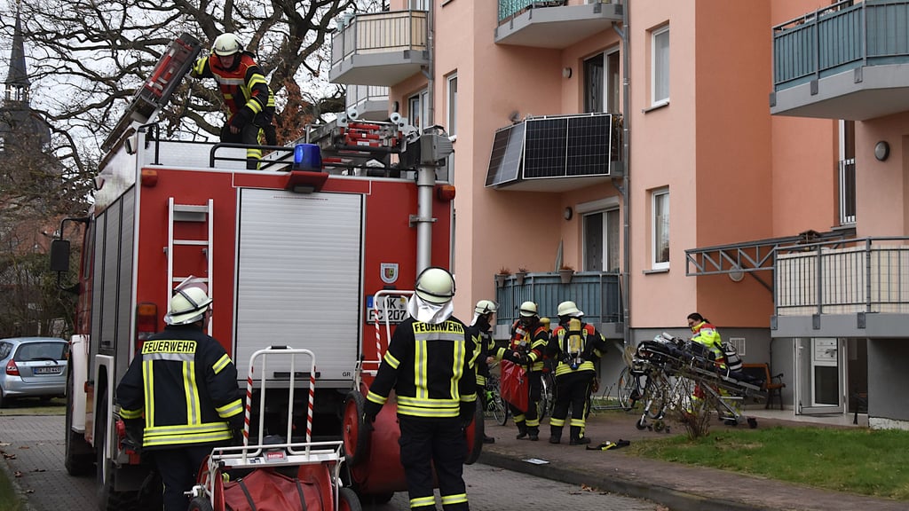 Gemeinsamer Einsatz von Feuerwehr und Rettungsdienst am Wilhelm-von-Bode-Weg in Calvörde. Die Rettungskräfte handeln Hand in Hand, um eine gefährliche Situation abzuwenden.