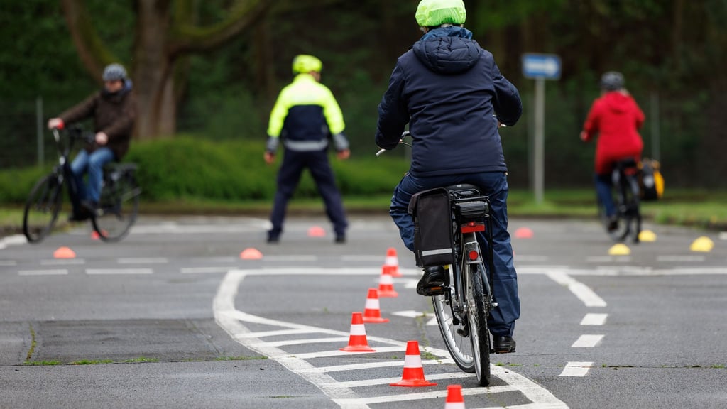 Radfahrer fahren mit ihren Pedelecs über einen Verkehrsübungsplatz. (Archivbild)