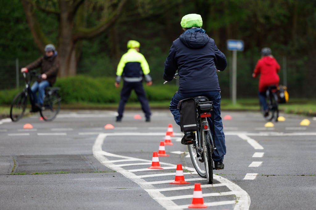 Radfahrer fahren mit ihren Pedelecs über einen Verkehrsübungsplatz. (Archivbild)