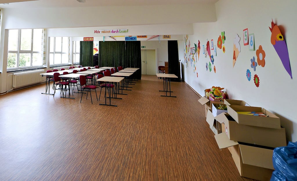 Die Aula der Grundschule ist seit 2019 gesperrt. Trotz Fußboden-Sanierung werden dort zu hohe Naphthalin-Werte gemessen.