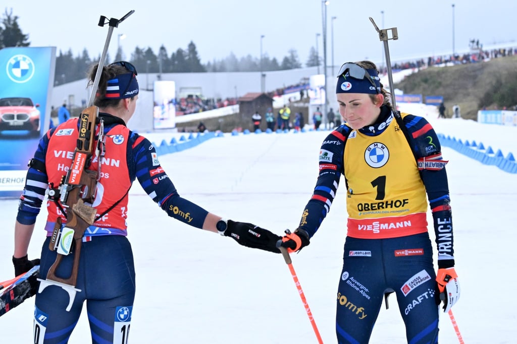 Eiszeit: Julia Simon und Justine Braisaz-Bouchet (r) beschränken ihren Kontakt auf ein Minimum. (Archivbild)