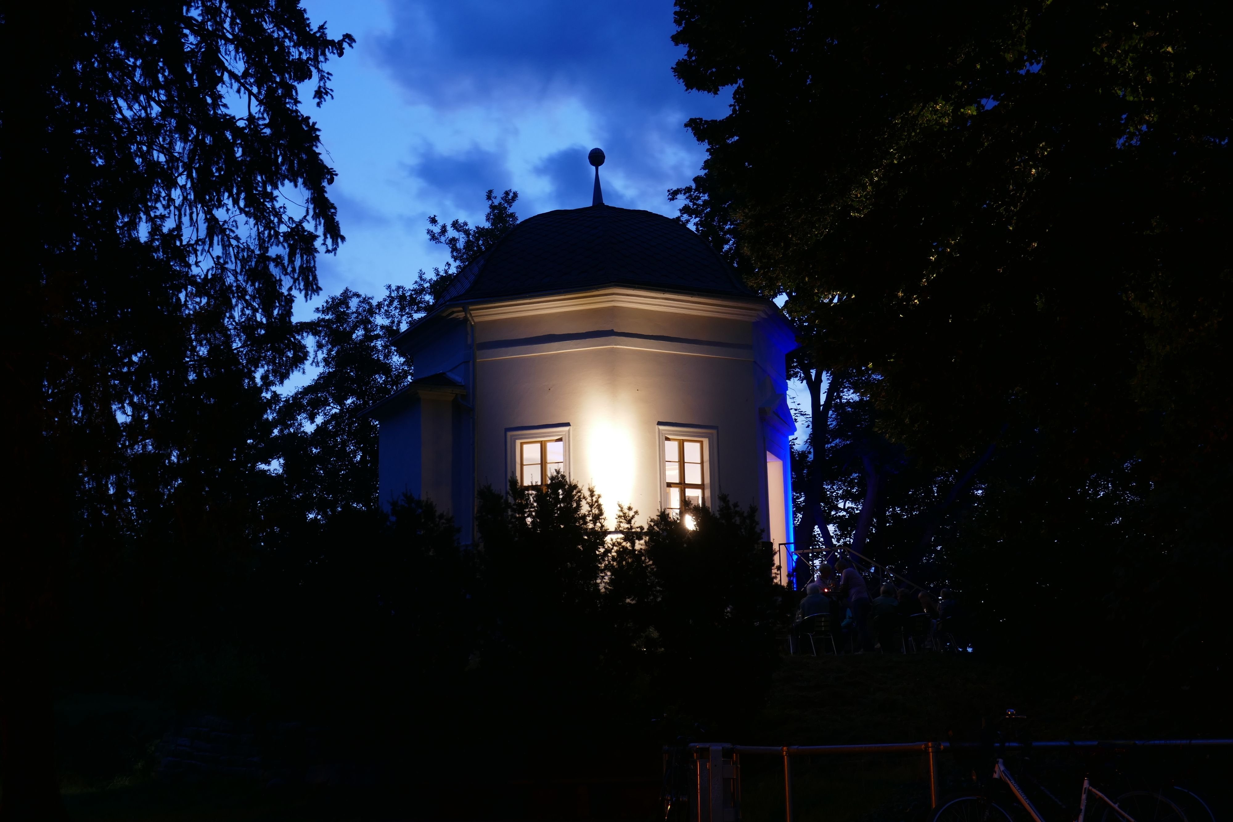 Einstimmung auf die Weihnachtszeit: Premiere an Nikolaus: Zerbster Lions Club lädt zu Glühwein ans Teehäuschen