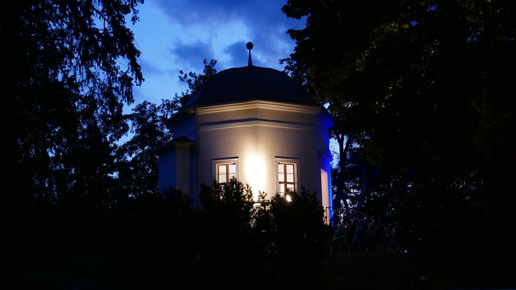Das Teehäuschen im Zerbster Schlossgarten bildet am Nikolaustag die Kulisse für eine Premiere.