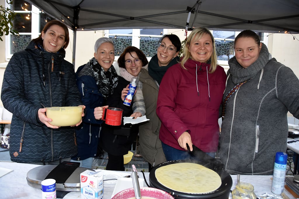Mit Liebe gemacht: Die Mütter der Viertklässler der Grundschule „Am Wald“ in Wegenstedt bieten selbst gebackene Leckereien und Dekorationen an.