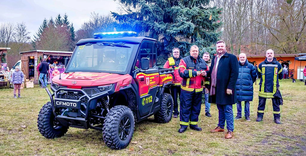 Bürgermeister Enrico Schilling übergibt den Schlüssel für das UTV an Stadtwehrleiter Steffen Pluhm-Jude.  