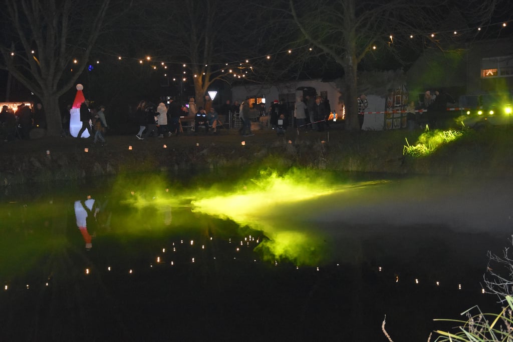 Es leuchteten nicht nur Lichterketten und aufblasbare Weihnachtsmänner, sondern sogar das Wasser des Friedenseckteiches.