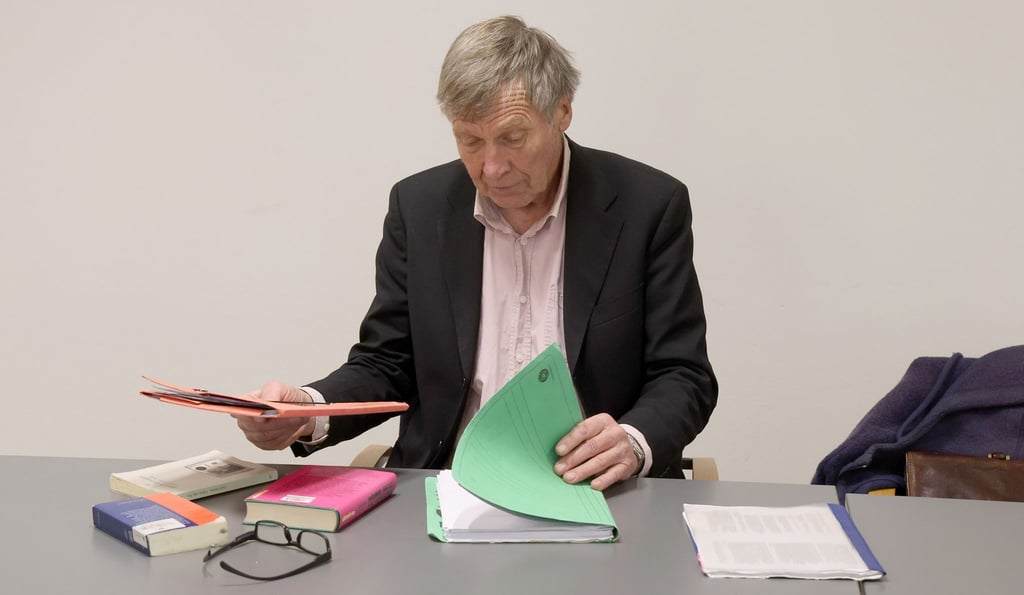 Ernst Hörmann aus Bayern stand in einem Berufungsverfahren erneut vor Gericht, weil er als Mitglied der Klimaschutzgruppe Letzte Generation an zwei Pumpstationen eine Ölleitung von Rostock zur Raffinerie im brandenburgischen Schwedt abgesperrt beziehungsweise dies versucht hatte.
