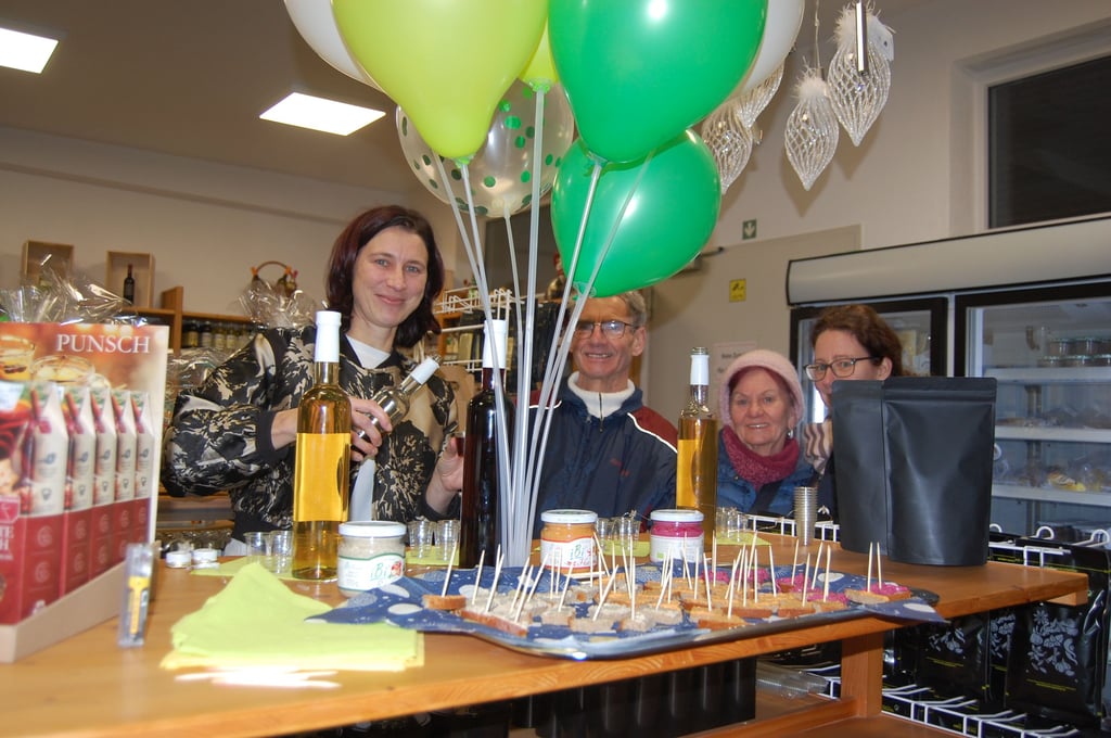 LHT-Vorständin Heidi Olischer (l.) schenkt bei der Eröffnung des Hofladens Kostproben an die Kundschaft aus.