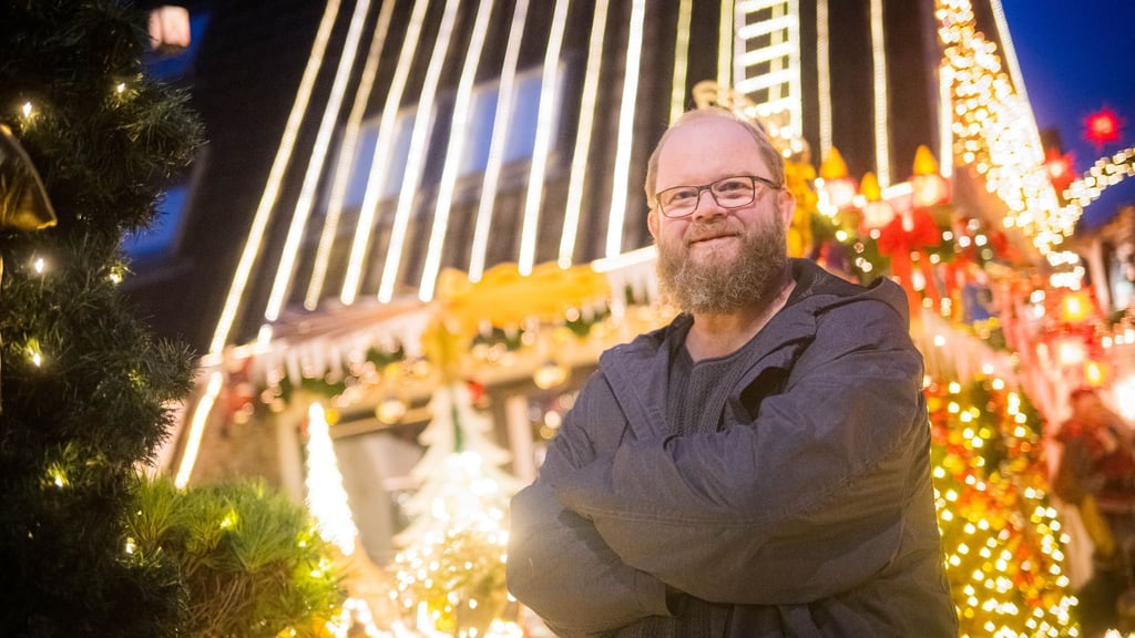 Sven Borchart hat die 60 000 Lichter mit seinem Stiefsohn angebracht.