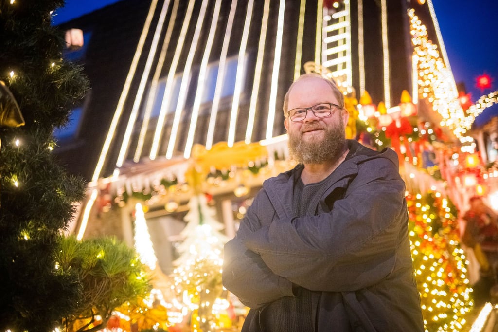 Sven Borchart hat die 60 000 Lichter mit seinem Stiefsohn angebracht.