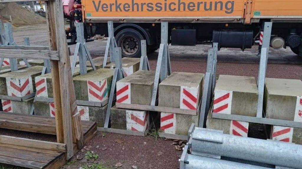 Mit diesen Betonblöcken wird der Weihnachtsmarkt in Heide-Süd in Halle gesichert.&nbsp;