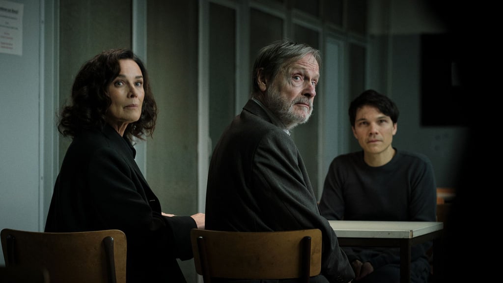 Anwältin Anna Conti (Désirée Nosbusch) und Friedrich Klopfer (Michael Wittenborn) besuchen dessen Sohn Falk Klopfer (Sebastian Urzendowsky).