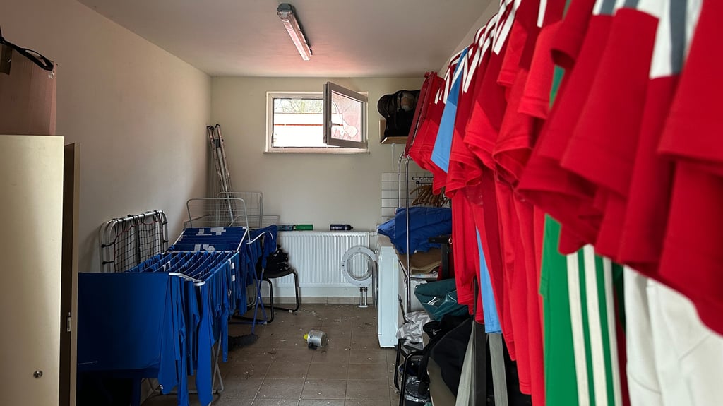 Im Trockenraum des SV Union Heyrothsberge sollen die Täter erst die Scheibe aufgebrochen und im Anschluss das Fenster geöffnet haben.