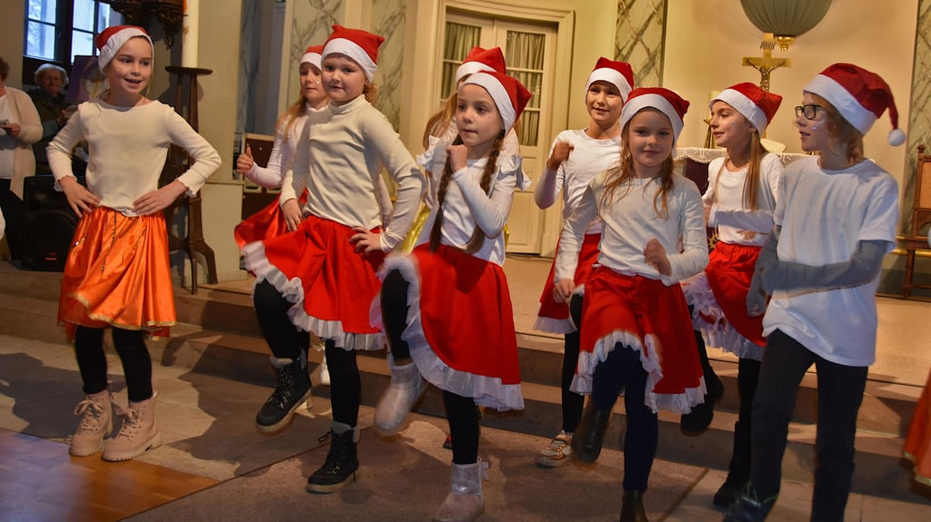 Tanzende Wichtel und Elfen: Die Kinder des Calvörder Karnevalsclubs schweben im Takt durch das Gotteshaus und begeistern die Gäste.