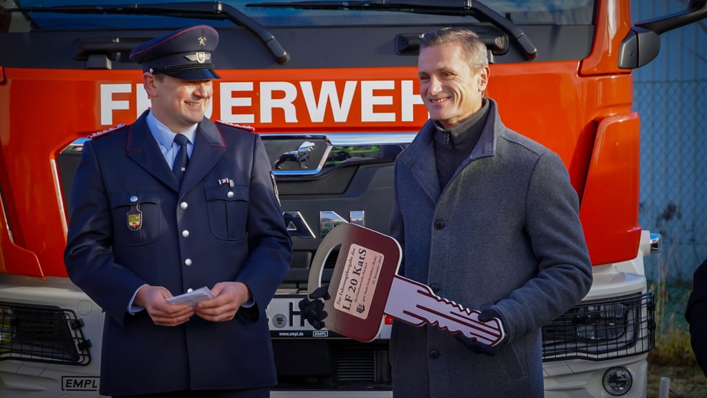 Erstmals seit 131 Jahren hat die Hordorfer Feuerwehr ein komplett neues Fahrzeug erhalten. Neben Bürgermeister Benjamin Kanngießer freute sich darüber besonders Hordorfs Ortswehrleiter Maik Fischer.