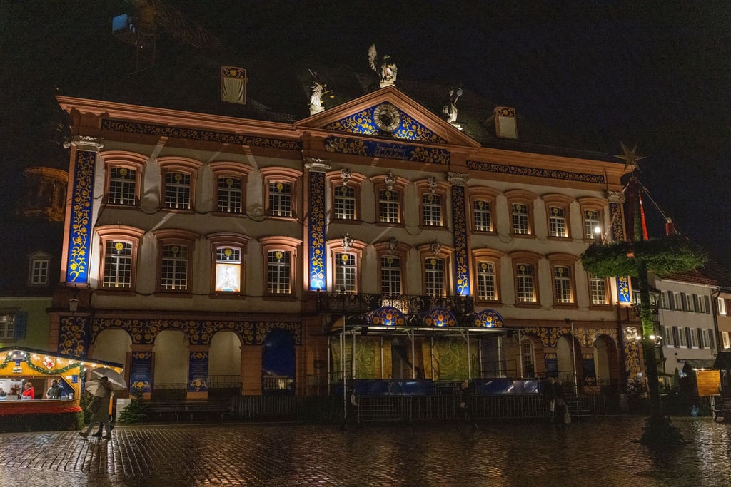 In der historischen Altstadt von Gengenbach im Schwarzwald wird die Fassade des Rathauses zu einem überdimensionierten Adventskalender umfunktioniert.