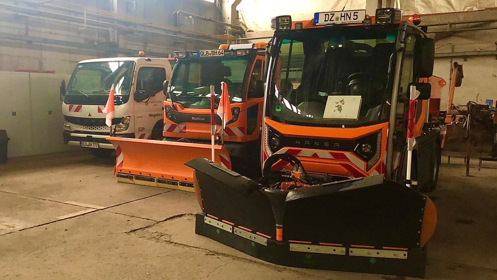 Eigens für den Winterdienst geliehen: ein kleines Fahrzeug mit einem speziellen, einklappbarem Pflug, das im Bauhof in Quedlinburg bereitsteht.