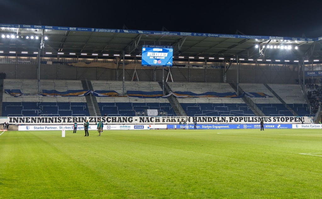 Die Fans protestieren.