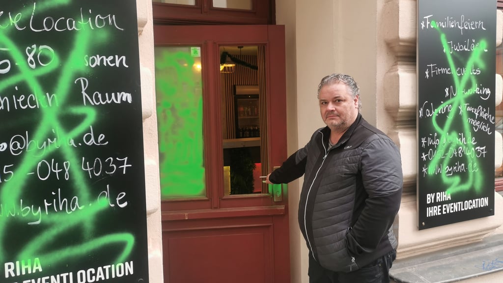 Auf Swen Riha wartete am Montagmorgen eine böse Überraschung. Auf das Lokal, das er mit seiner Frau in der Magdeburger Altstadt betreibt, wurde ein Anschlag mit Buttersäure und Graffiti verübt.