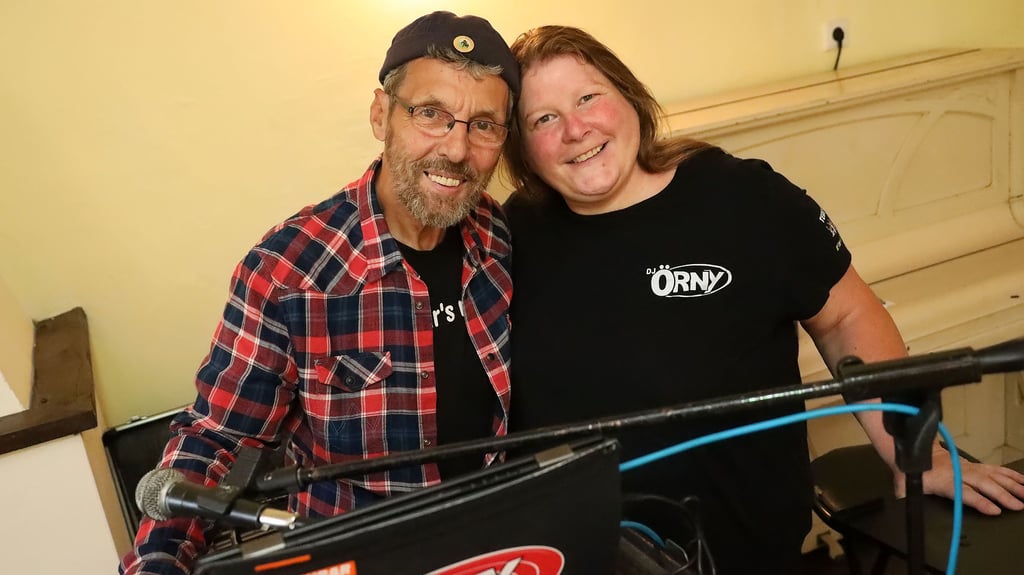 Örny alias Klaus-Dieter Lindau mit seiner Frau Simone an seinem DJ-Pult.