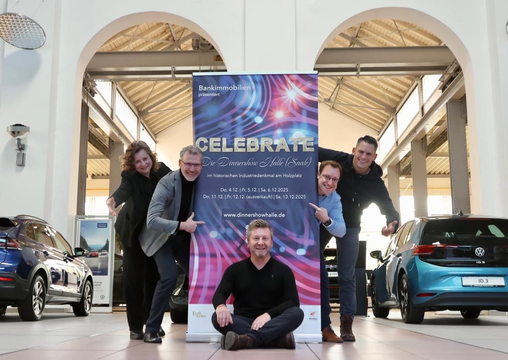 Exklusives Event in historischem Ambiente: Doreen Albrecht und Michael Walter aus der Geschäftsführung der  ASA Autohaus GmbH, Ball-Initiator Steffen Matz, Ball Halle GmbH, Moderator Stephan Baier von Veranstaltungstechnik Halle und Matti Pirnack vom Funkhaus Halle als Partner der Dinner-Show 