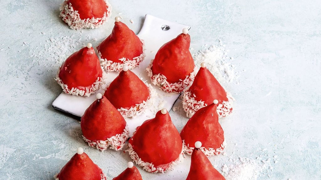 Durch die dreidimensionale Form haben die Nikolaus-Mützen aus Marzipan einen perfekten Stand.