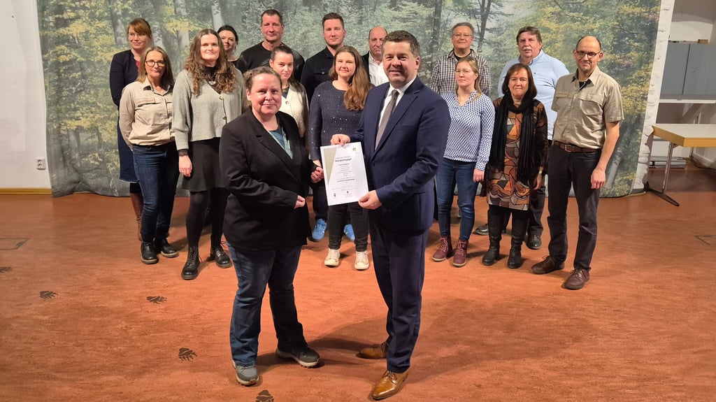 Forstminister Sven Schulze überreicht Tanja Schipporeit ihr Zertifikat zur Waldpädagogin.