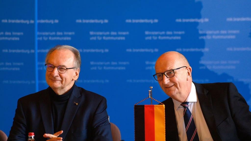 Die Ministerpräsidenten von Sachsen-Anhalt, Reiner Haseloff (CDU, links), Brandenburg, Dietmar Woidke (SPD, rechts) ziehen Bilanz zum Ausbau des Luftwaffenstützpunktes Holzdorf.