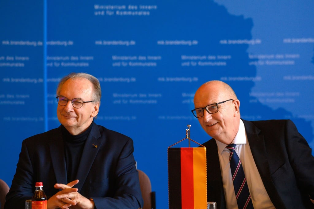 Die Ministerpräsidenten von Sachsen-Anhalt, Reiner Haseloff (CDU, links), Brandenburg, Dietmar Woidke (SPD, rechts) ziehen Bilanz zum Ausbau des Luftwaffenstützpunktes Holzdorf.