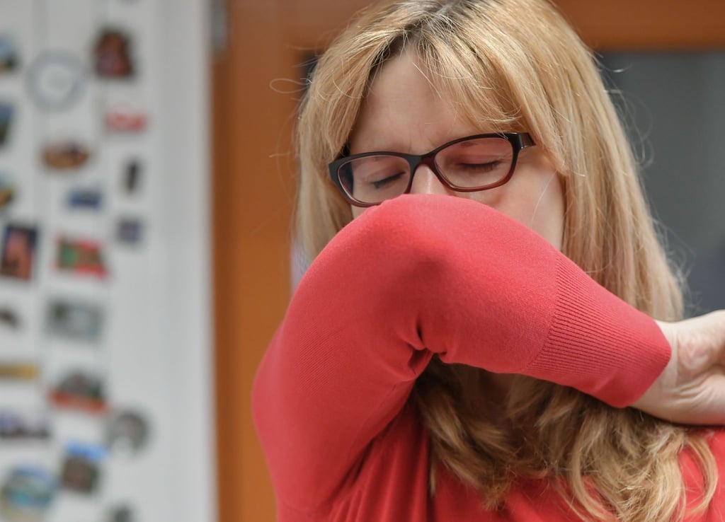 Nach einer Erkältung kann trockener Reizhusten auch Wochen später anhalten.