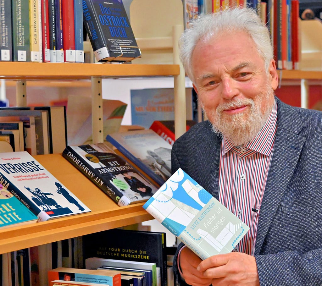 Luth Rathenow mit seinem neuen Gedichtband bei einem Besuch in der Stadtbibliothek Magdeburg. Nächste Woche wird er dort lesen.