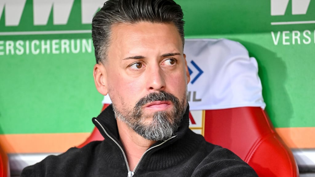 Die Zeit von Sandro Wagner auf der FCA-Bank ist schon wieder vorbei.