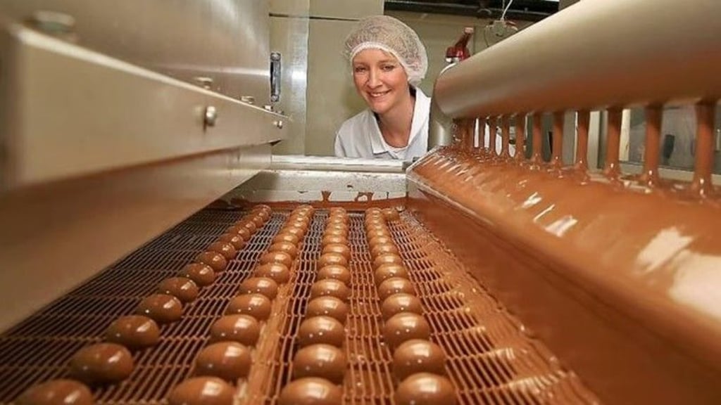 Klassiker vom Band: Die Halloren Schokoladenfabrik in Halle verzeichnet steigende Umsätze mit ihren traditionellen Halloren-Kugeln.