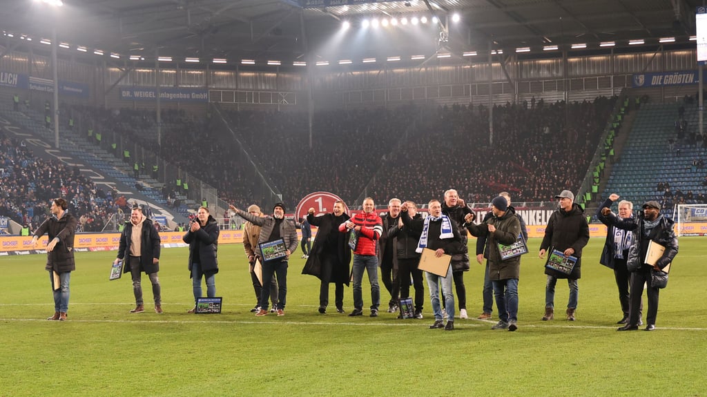 Die Mannschaft von damals genieß es am Sonnabend, von den Fans des 1. FC Magdeburg gefeiert zu werden.