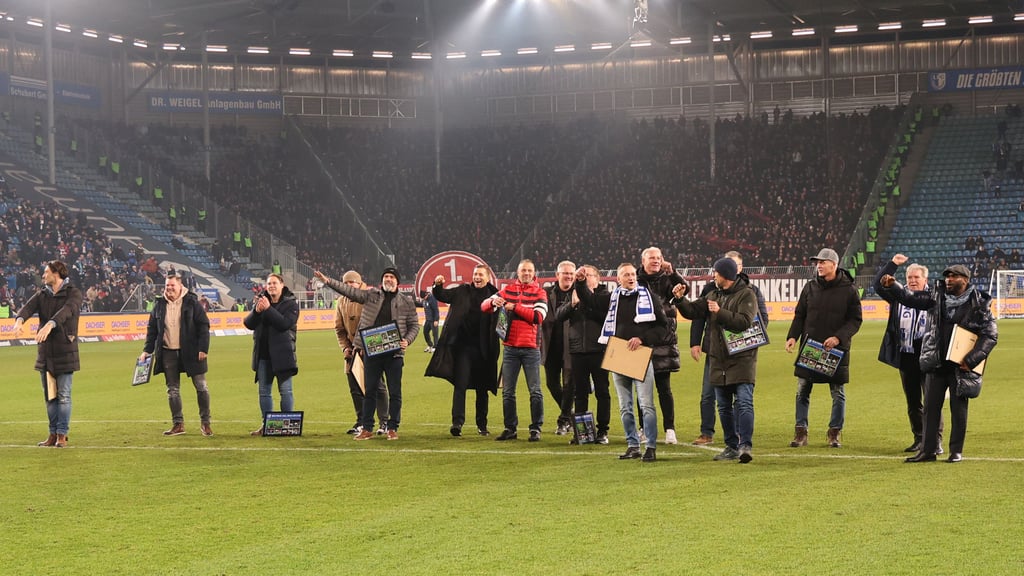 Die Mannschaft von damals genieß es am Sonnabend, von den Fans des 1. FC Magdeburg gefeiert zu werden.